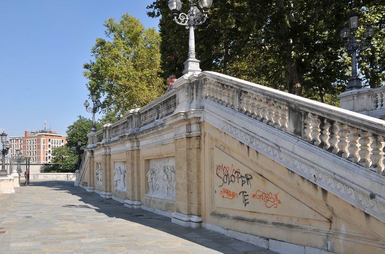 particolare della scalea della Montagnola ove è collocato il rilievo